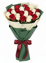 Букет Микс из красных и белых роз в Селявном