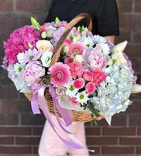 Цветочная композиция из Розы, Хризантемы, Пионы и Лизиантусы в корзине в Селявном