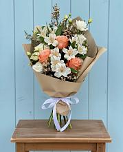 Букет цветов из:  Альстромерии, Лизиантусы, Розы и Хризантемы в Селявном