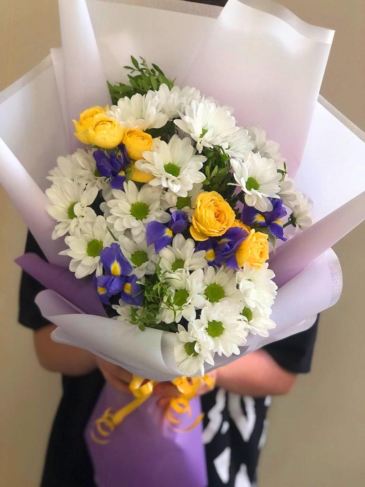Букет цветов из: Ирисы, Хризантемы и Розы в Селявном