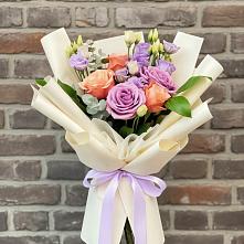 Букет цветов из:  Лизиантусы и Розы #REPLACE_PRED# Селявном