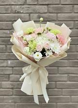 Букет цветов из:  Гвоздики, Розы, Лизиантусы и Хризантемы в Селявном